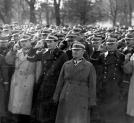 Manifestacja oficerów garnizonu warszawskiego na cześć marszałka Polski Józefa Piłsudskiego w związku z nieudanym zamachem 18.10.1930 r.