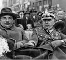 Wojewoda pomorski Stefan Kirtiklis w towarzystwie generała Stefana Pasławskiego na ulicach Torunia w 1933 r.