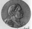 Medalion autorstwa artysty rzeźbiarza Stanisława Lewandowskiego z podobizną króla Jana III Sobieskiego.