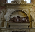 Grobowiec biskupa Benedykta Izdbieńskiego w katedrze poznańskiej.