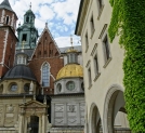 Katedra na Wawelu z widocznymi kaplicami Wazów i Jagiellonów.