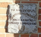 Inskrypcja sepulkralna ku czci konfederatów barskich - Rocha Lasockiego i Edwarda Zembrzuskiego w ścianie kościoła obronnego w Brochowie.