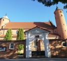 Kościół obronny w Brochowie (widoczny fragment okalających go murów).