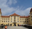 Pałac w Moritzburgu w Saksonii z herbem Polski nad  głównym wejściem.