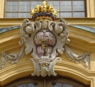 Kartusz z herbem Rzeczypospolitej powyżej głównego wejścia do pałacu Moritzburgu w Saksonii.