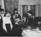 Dzieci wręczają kwiaty pisarce Poli Gojawiczyńskiej.