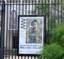 Afisz i baner wystawy "Na jednej strunie: Malczewski i Słowacki"  na gmachu Muzeum Narodowego w Warszawie.