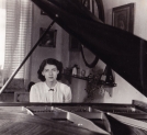 Julitta Sleńdzińska przy fortepianie.