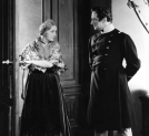 Loda Niemirzanka, jako pokojówka Księżnej, i Józef Węgrzyn jako major Walerian Łukasiński, w filmie "Księżna Łowicka" z roku 1932.