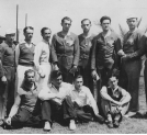 Grupa polskich sportowców w wiosce olimpijskiej w Baldwin Hills podczas Letnich Igrzysk Olimpijskich w Los Angeles w 1932 r.