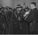 Wręczenie gen. Kazimierzowi Sosnkowskiemu srebrnych odznak pułkowych 22 Dywizji Piechoty Górskiej z peleryną i kapeluszem w kwietniu 1936 r.