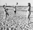 Pisarz Julian Stryjkowski na plaży grający w piłkę w towarzystwie dwóch dziewczyn, sierpień 1975 r.