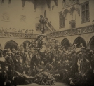 Uczestnicy kongresu esperantystów w Krakowie w 1912 roku składający  kwiaty pod pomnikiem Kopernika na dziedzińcu Collegium Maius.