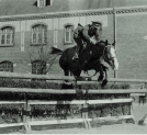 Adam Królikiewicz na koniu w skoku przez przeszkodę w 1928 r.