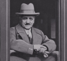 Polski delegat dr Feliks Młynarski wyjeżdzający pociągiem do Genewy na posiedzenie inauguracyjne Komitetu Fiskalnego Ligi Narodów 14.10.1929 r.