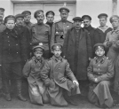 Gen. Dowbor-Muśnicki (oznaczony "x") w otoczeniu delegatów Rad Robotniczych i Żołnierskich w sztabie I armii rosyjskiej w Barezweczu w 1917 r.