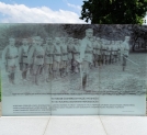 Nowoczesna tablica pamiątkowa przed szkołą w Stróży, gdzie w 1913 roku odbywała się Pierwsza Oficerska Szkoła Związku Strzeleckiego.