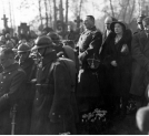Płk Stefan Strzemieński przemawiający na pogrzebie poety Artura Oppmana w 1931 r.