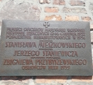 Tablica pamięci komandorów Mieszkowskiego, Staniewicza i Przybyszewskiego, na zewnętrznej ścianie kościoła Św. Michała Archanioła w Gdyni-Oksywiu.