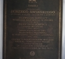 Tablica pamięci wiceadmirała Jerzego Świrskiego, w kruchcie kościoła Św. Michała Archanioła w Gdyni-Oksywiu.