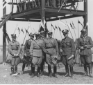 Obserwatorzy zawodów jeździeckich o mistrzostwo armii w Rakowicach pod Krakowem w lipcu 1932 r,