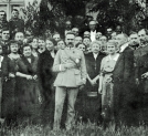 Marszałek Józef Piłsudski wśród cywilów i wojskowych w nierozpoznanym majątku ziemskim.