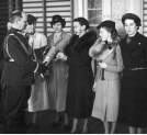 Gen. Kazimierz Sawicki wręcza nagrody uczestniczkom Centralnych Zawodów Strzeleckich Kobiet w Warszawie w maju 1938 r.