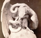 Rzeźba "Walka węża z orłem" Juliusza Faustyna Cenglera.