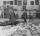 Artysta malarz i scenograf Wincenty Drabik (z lewej) podczas malowania dekoracji teatralnych.