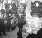Uroczystość odsłonięcia tablicy ku czci dramatopisarza Wojciecha Bogusławskiego na Cmentarzu Powązkowskim w Warszawie w 1933 r.