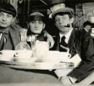 Pablo Picasso, Mojżesz Kisling i Paquerette w kawiarni La Rotonde na Motrparnassie w sierpniu 1916 r.