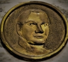 Medalion z tablicy pamiątkowej ks. Jana Kloczkowskiego w kościele w Jedlińsku.