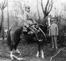 Józef Piłsudski na koniu pozuje Wojciechowi Kossakowi do obrazu, 1938 r.