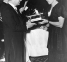 Ambasador RP w Stanach Zjednoczonych Jerzy Potocki wręcza pierwszą nagrodę Stanisławie Wałasiewicz na Igrzyskach Sportowych Polaków z Zagranicy w Pittsburgu w październiku 1938 r.