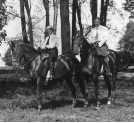 Konsul Polski w Bytomiu Leon Malhomme w towarzystwie żony na przejażdżce konnej.
