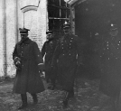 Gen. Juliusz Tadeusz Tarnawa-Malczewski oraz dowódca 1 DAK płk Władysław Surmacki zwiedzają stajnie 2 baterii  w koszarach 1 Dywizjonu Artylerii Konnej, 6.02.1926 r.