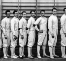 Zawodnicy szermierczych mistrzostw Polski w konkurencji szabli w Warszawie w lipcu 1937 r.