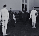 Kazimierz Szempliński (z prawej) i Tadeusz Friedrich przed walką na florety na szermierczych mistrzostwach Polski w Warszawie 18.03.1933 r.
