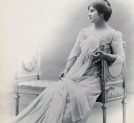 Portret Heleny Paderewskiej siedzącej na kozetce.