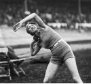 Halina Konopacka podczas pchnięcia kulą  na międzynarodowych zawodach  lekkoatletycznych na Stadionie Wojska Polskiego w Warszawie we wrześniu 1930 r.