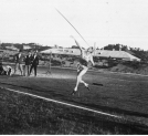 Halina Konopacka w trakcie rzutu oszczepem na zawodach lekkoatletycznych w Wilnie w czerwcu 1929 r.