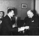 Uroczystość wręczenia nagród uczestnikom rajdu samochodowego Monte Carlo w siedzibie Automobilklubu Polski w Warszawie w marcu 1938 r.