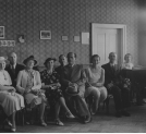 Grupa gości zaproszonych na występ uczniów Szkoły Baletowej Zygmunta Dąbrowskiego w Warszawie w 1937 roku.