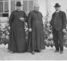 Ks. infułat Feliks Sznarbachowski (w środku) w otoczeniu nierozpoznanych księży.