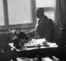 Zygmunt Nowakowski w swoim mieszkaniu w Krakowie w 1939 roku.