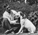 Zygmunt Nowakowski ze swoim psem w 1933 roku.