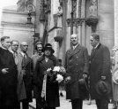 Wacław Kredba z żoną i polskimi pisarzami Mieczysławem Smolarskim i W. Łaszczyńskim przed katedrą św. Jana w Warszawie w październiku 1930 roku.