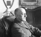 Karol Hubert Rostworowski w swoim mieszkaniu.