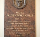 Tablica ku czci Marii Skłodowskiej-Curie w budynku PAU w Krakowie.