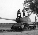 Geolog Henryk Świdziński (po prawej) na wraku czołgu IS-2.